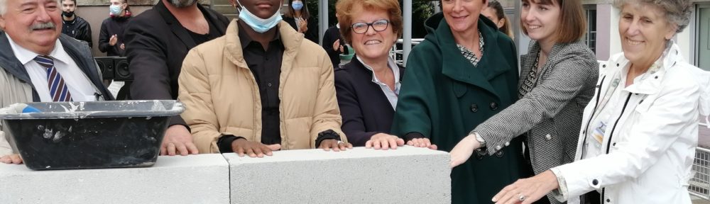 Le lycée professionnel privé des Charmilles a procédé, le 5 octobre 2021, à la pose de la première pierre de son nouveau bâtiment, en présence de nombreux élus. Manuel Pavard - Place Gre'net