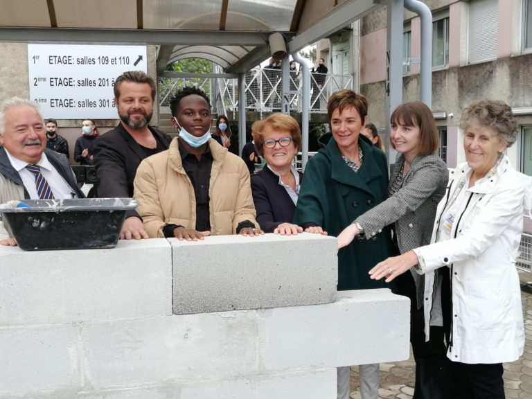 Le lycée professionnel privé des Charmilles a procédé, le 5 octobre 2021, à la pose de la première pierre de son nouveau bâtiment, en présence de nombreux élus. Manuel Pavard - Place Gre'net