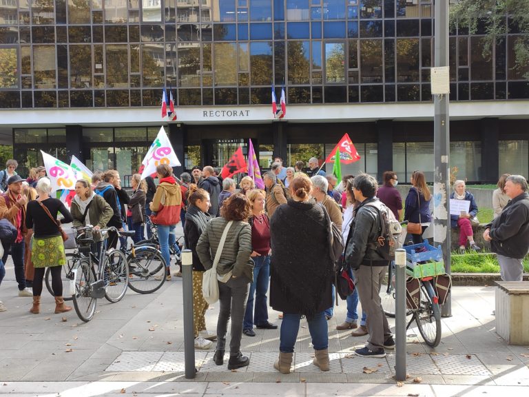 Mobilisation des AESH devant le rectorat de Grenoble dans le cadre d'un mouvement national