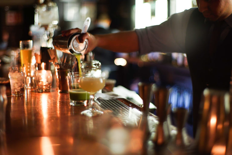 Parti de Bruxelles, le mouvement "Balance ton bar" a atteint Grenoble où un compte Instagram publie les témoignages anonymes de femmes victimes de violences sexuelles et sexistes dans des bars et discothèques de l'agglomération grenobloise. © Shutterstock