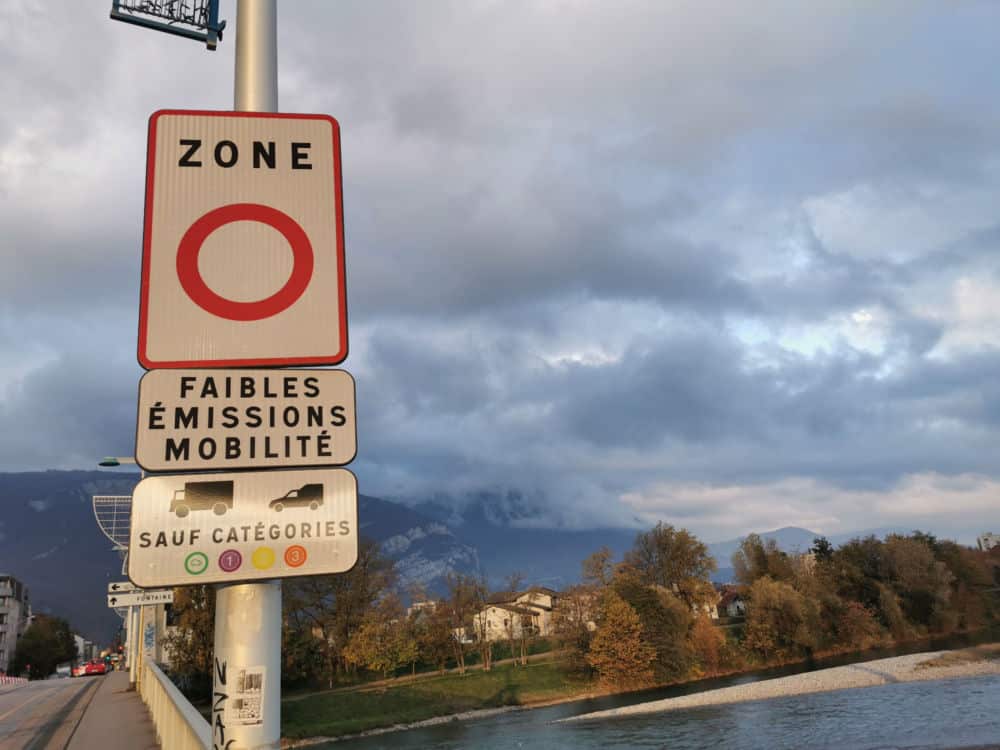 La ZFE doit s'étendre aux véhicules des particuliers (Crit'Air 5) sur la métropole de Grenoble à compter de juillet 2023. © Joël Kermabon - Place Gre'net