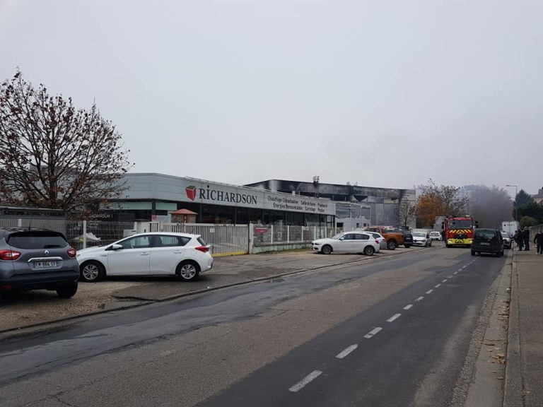 Entrepôt logistique de Richardson dévasté suite à l'incendie survenu, samedi 20 novembre 2021 © Séverine Cattiaux - Place Gre'net