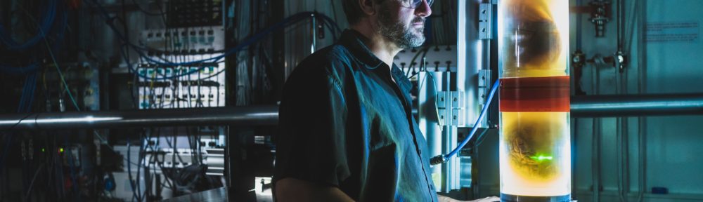Paul Tafforeau, scientifique en charge du projet à l'ESRF, lors des expériences avec l'HiP-CT. © S. Candé - ESRF