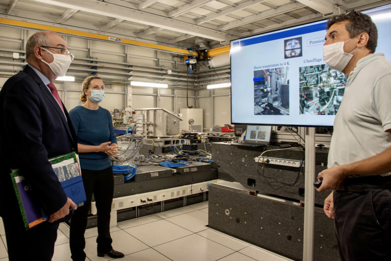 L'ESRF va créer des conditions extrêmes. M. Laurent Prevost, préfet de l'Isère, lors de la visite du nouveau laboratoire de l'ESRF. © ESRF