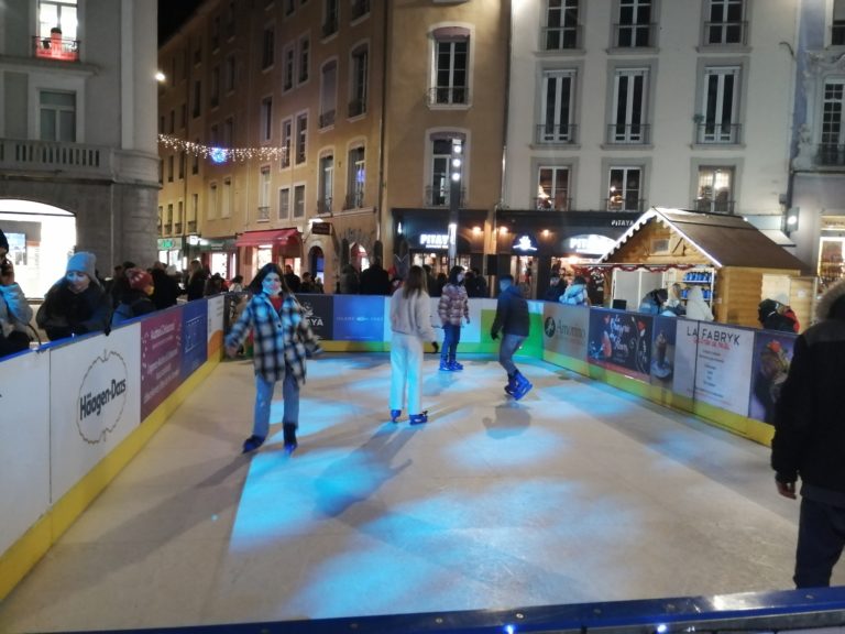 La Ville de Grenoble, les Brûleurs de Loups et l'association Label Ville ont inauguré, ce vendredi 3 septembre 2021, une patinoire installée place Grenette, du 4 au 24 décembre, pour soutenir les commerces et animer le centre-ville durant les fêtes de Noël. © Manuel Pavard - Place Gre'net