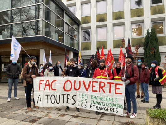Rassemblement des étudiants contre les suppressions d'emploi et la réforme "Trouver mon Master" le 16 décembre 2021 devant la Présidence de l'Université Grenoble Alpes