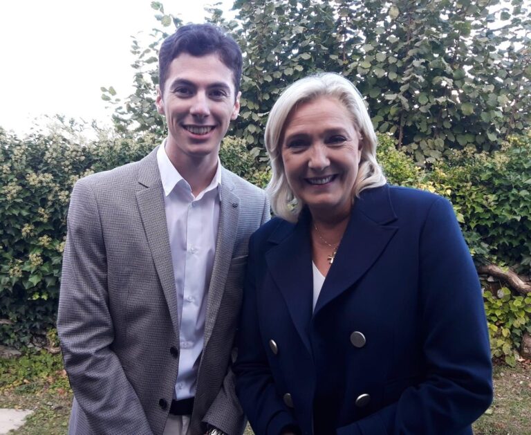 Enzo Dubois en compagnie de Marine Le Pen. © Enzo Dubois via son compte Facebook