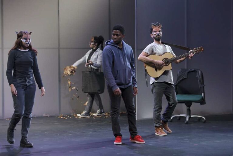 Gens du Pays, une création à Grenoble qui interroge l'identité française au regard de la couleur de peau