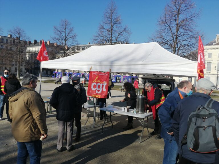 Des salariés isérois d'EDF se sont rassemblés sur la place de Verdun, ce mercredi 26 janvier 2022, en fin de matinée, dans le cadre d'une grève nationale contre la demande du gouvernement de vendre davantage d'électricité à prix réduit aux opérateurs privés. © Manuel Pavard - Place Gre'net
