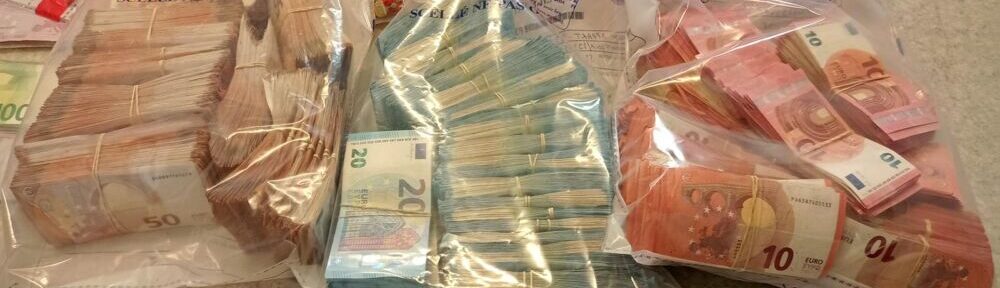 Au total, les policiers de la Sûreté de Grenoble ont saisi 171 350 euros en petites coupures. DR
