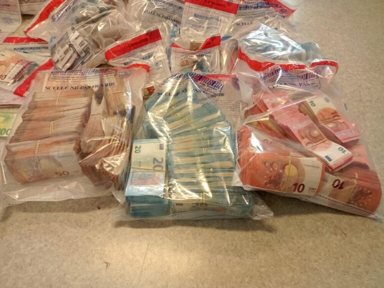 Au total, les policiers de la Sûreté de Grenoble ont saisi 171 350 euros en petites coupures. DR