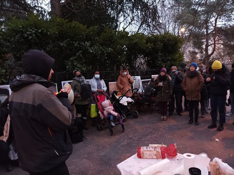 Mobilisation des militants du Droit au logement (Dal) et de femmes sans papiers avec leurs enfants contre les conditions "indignes" de l'accueil de nuit 79 rue Stalingrad de Grenoble et pour réclamer de vrais logements, 29 janvier 2022. Crédit Dal