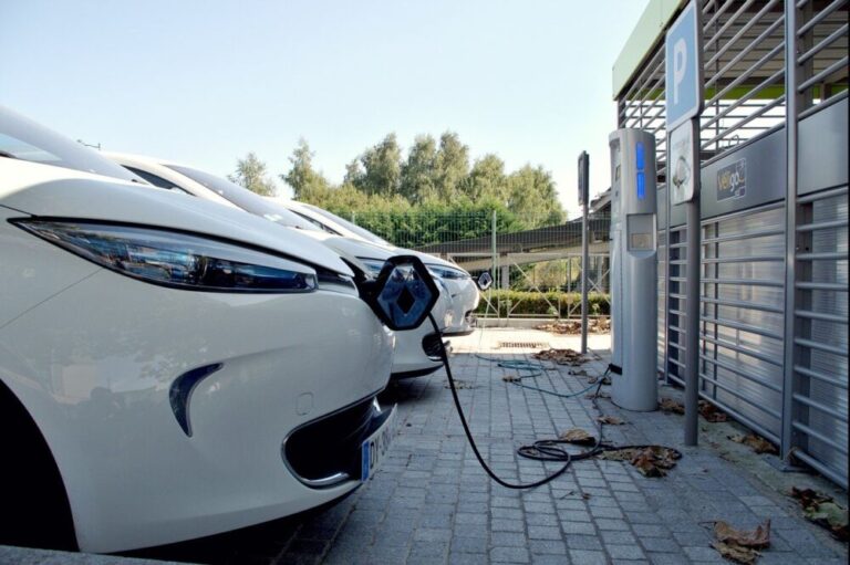 Le CEA et le groupe Renault développent un nouveau type de chargeur embarqué pour véhicules électriques