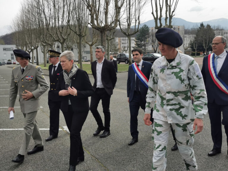 Geneviève Darrieussecq, ministre déléguée auprès de la ministre des Armées était en visite en Isère ce 17 mars 2022. © Joël Kermabon - Place Gre'net