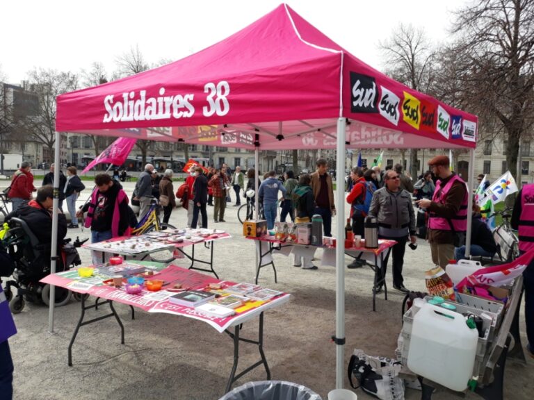 Les syndicats Sud-Solidaires, FSU, Unsa, Unef et MNL organisaient ce jeudi 17 mars 2022 un rassemblement sur la place de Verdun, dans le cadre de la journée nationale d'action pour les salaires et le pouvoir d'achat. © Manuel Pavard - Place Gre'net