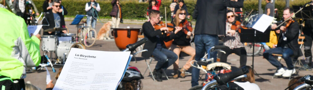 Après une promenade cycliste et un concert itinérant à Grenoble, le 10 avril 2022, l'orchestre Les Forces majeures est parti ce mercredi 13 avril pour une tournée à vélo de deux semaines jusqu'à Genève. © MC2