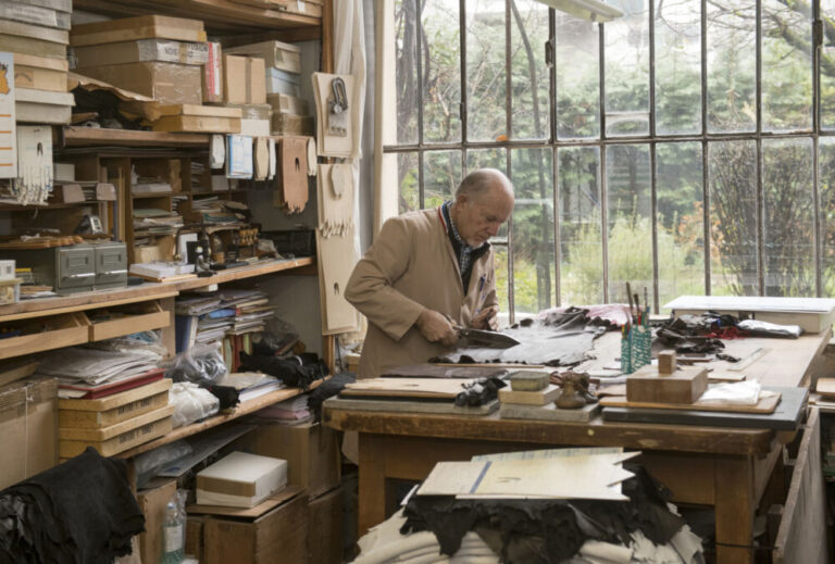 Lz gantier Jean Strazzeri dans son atelier de Fontaine. © Denis Vinçon - Musée Dauphinois - Département de l'Isère