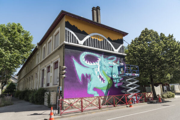 Fresque réalisée par Srek et Will sur un mur de l'école Pont du Drac, à Fontaine, dans le cadre du Street Art Fest. © P. Tripier