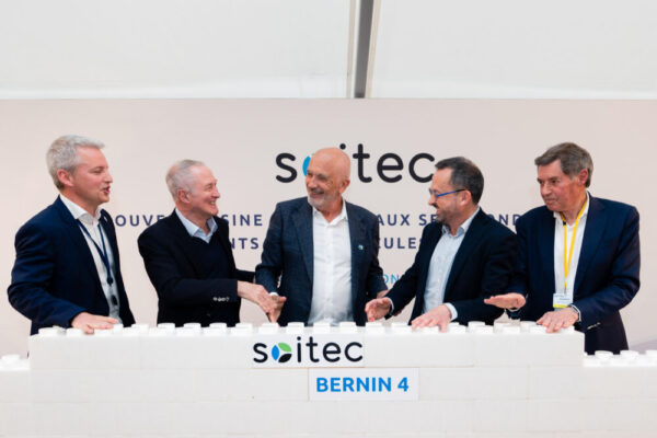 L’Isère et l’UGA parmi les leaders français du dépôt de brevets. Dirigeants de Soitec et élus ont procédé à la pose de la première pierre de la nouvelle usine Bernin 4, ce jeudi 31 mars 2022. © Manuel Pavard - Place Gre'net