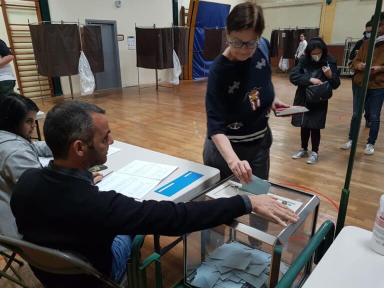 Grenoble : procurations, taxis gratuits… pour voter sans obstacle. Bureaux de vote Berriat à Grenoble lors du second tour des élections présidentielles, dimanche 24 avril 2022 © Séverine Cattiaux - Place Gre'net