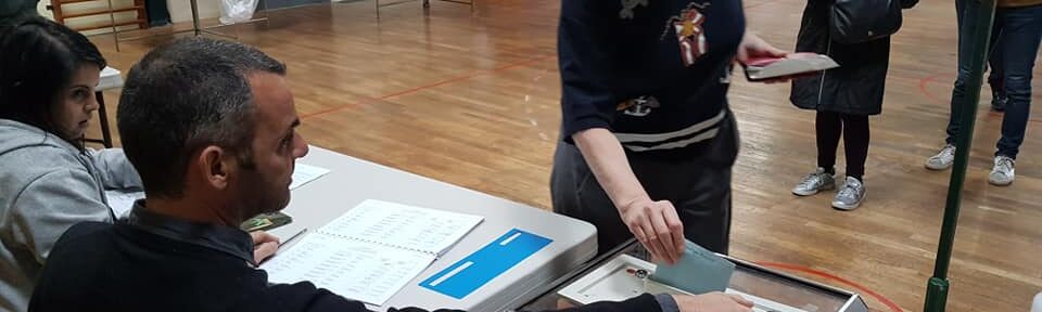 Grenoble : procurations, taxis gratuits… pour voter sans obstacle. Bureaux de vote Berriat à Grenoble lors du second tour des élections présidentielles, dimanche 24 avril 2022 © Séverine Cattiaux - Place Gre'net