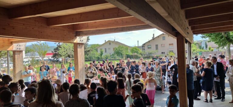 De nombreux parents d'élèves et enfants etaient présents pour inaugurer l'école