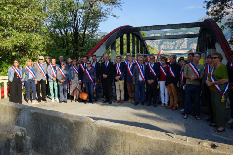 Un rassemblement d'élus pour demander la gratuité du tronçon d'autoroute entre Crolles et Le Touvet