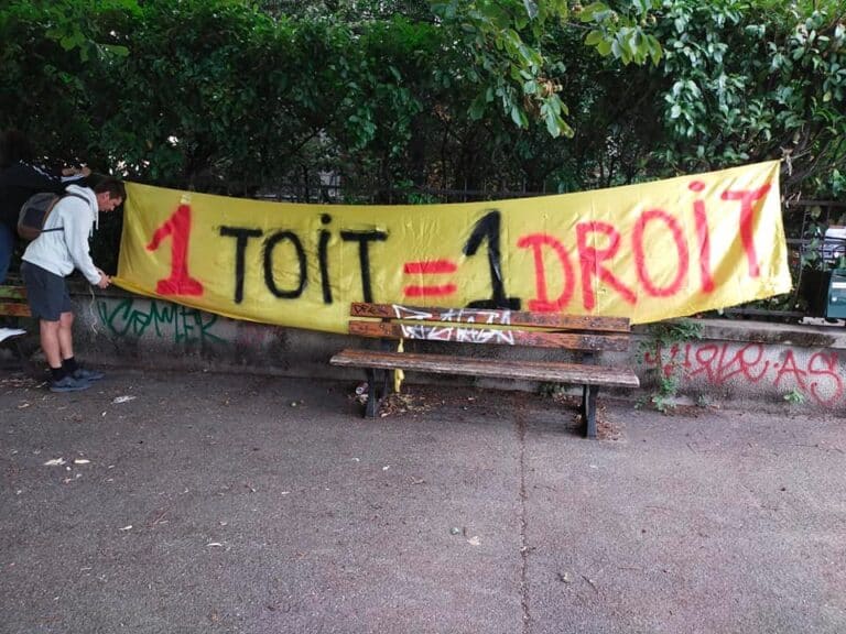 Rassemblement devant l'abri de nuit rue de Stalingrad à Grenoble pour dénoncer sa fermeture