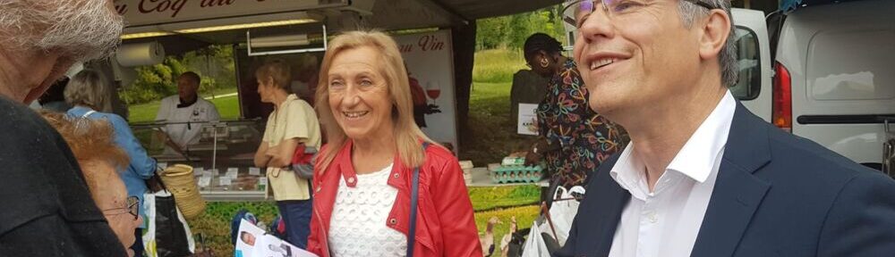 Sur le marché de Saint-Egrève, Frédéric Vergez, candidat de la gauche républicaine et sociale aux législatives 2022 sur la cinquième circonscription de l'Isère, et Françoise Lannoy, sa suppléante, vendredi 3 juin 2022 © Séverine Cattiaux - Place Gre'net