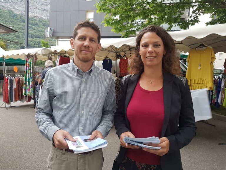 Sur le marché de Saint-Egrève, Jérémie Iordanoff, candidat Nupes de la 5e circonscription de l'Isère et Marie Questiaux, sa suppléante, vendredi 3 juin 2022 © Séverine Cattiaux - Place Gre'net