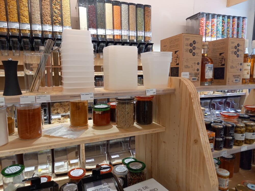 Dans l'épicerie vrac La Mesure, les contenants en plastique Vrabox remplacent les traditionnels bocaux de verre
