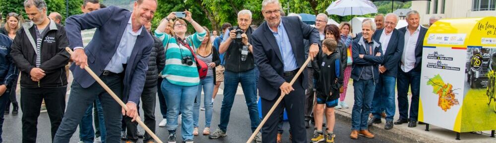 Le directeur du Tour de France Christian Prudhomme et le président du Département Jean-Pierre Barbier ont tracé symboliquement, ce mercredi 8 juin, la ligne de départ de la 13e étape qui partira le 15 juillet du Bourg-d'Oisans. © F. Pattou