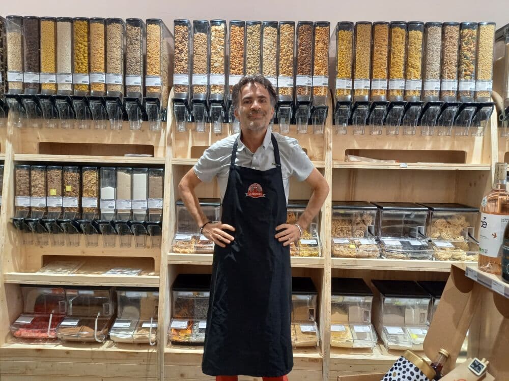 La Mesure, une nouvelle épicerie à Grenoble pour une autre vision du vrac. Nicolas Noir, propriétaire de l'épicerie vrac La Mesure de Grenoble