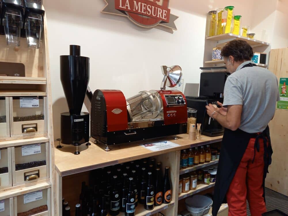 Dans l'épicerie vrac La Mesure à Grenoble, Nicolas Noir proposera bientôt à emporter le café qu'il torréfie lui-même