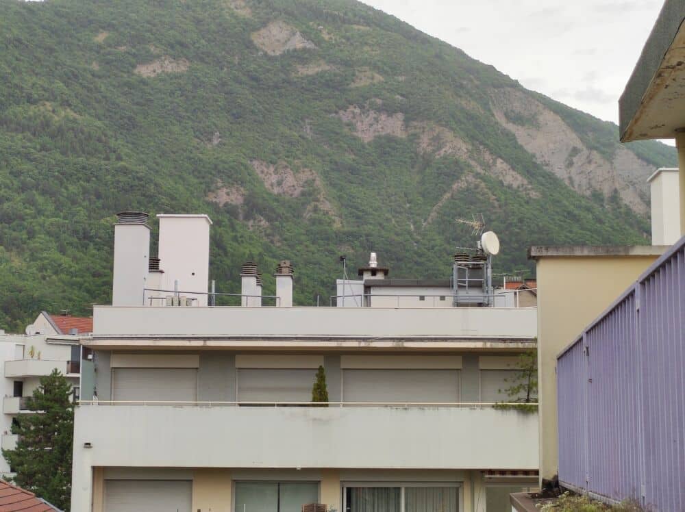 Des antennes 5G dans des fausses cheminées blanches à Grenoble. © Florent Mathieu - Place Gre'net