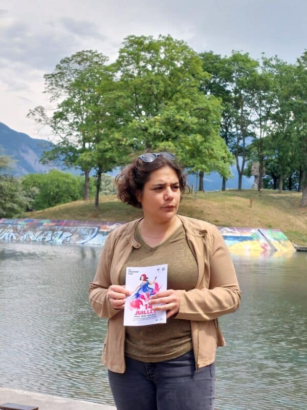 Chloé Pantel présente le déroulé du 14 Juillet 2022 devant le lac de la Villeneuve © Ville de Grenoble