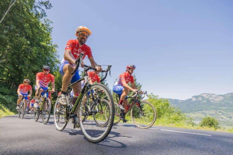Plusieurs cyclistes de la team esf Scott en pleine ascension du lors Plateau de Solaison lors du Critérium du Dauphiné