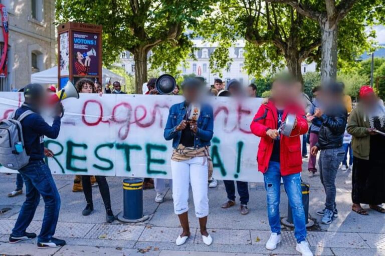 Le Dal organisait ce vendredi 1er juillet 2022 un rassemblement et un concert de casseroles devant la préfecture, en compagnie des familles occupant l'esplanade de la Caserne de Bonne. © Dal 38