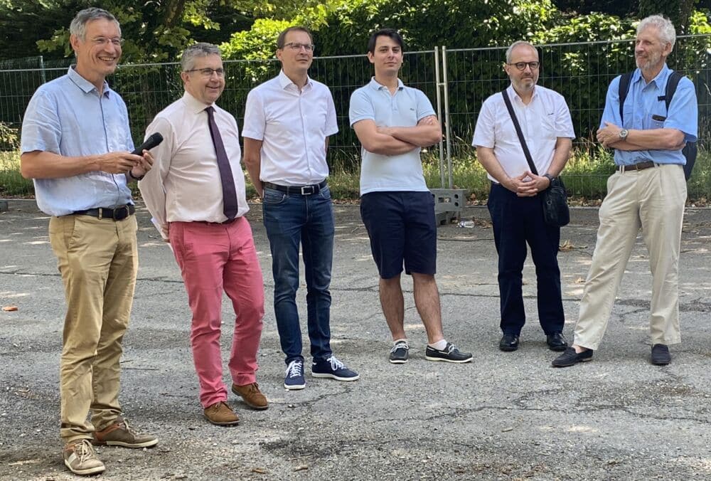 6 représentants politiques posent sur le chantier de démolition de l'ancienne faculté de pharmacie de Meylan