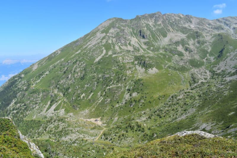 Le Jas des Lièvres et la montagne autour, 26 juillet 2018. L'herbe est verte.