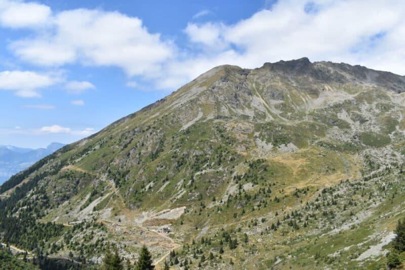 Le Jas des Lièvres, et la montagne autour, 27 juillet 2022. L'herbe est brulée par le soleil.