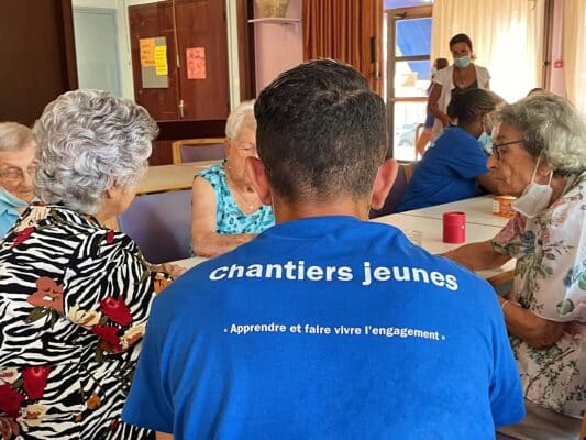 Les jeunes sont reconnaissables par leurs t-shirts bleus © Lucie Soïka