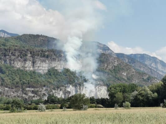 L'incendie continue de se propager à bas bruit sur les contreforts escarpés dominant les communes de La-Buisse et de Voreppe. © Joël Kermabon - Place Gre'net