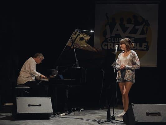 Le Grenoble Jazz Festival fait son retour avec une 18e édition. Caloé et Alfio Origlio ont proposé un duo totalement improvisé lors de la présentation du programme © Lucie Soïka