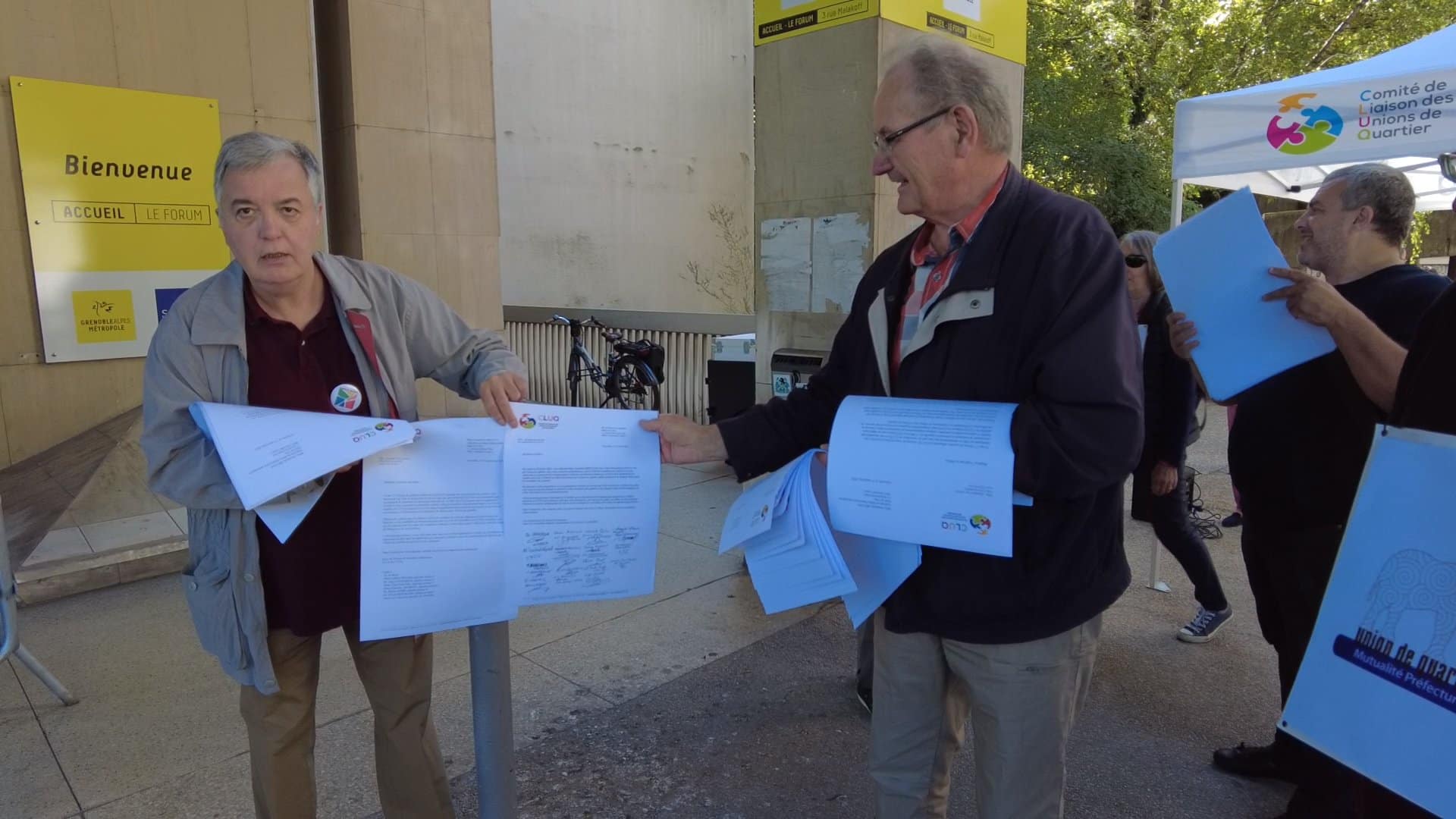 Action des unions de quartier en faveur du maintien de la subvention du Cluq à l'entrée du dernier conseil municipal. © Joël Kermabon - Place Gre'net