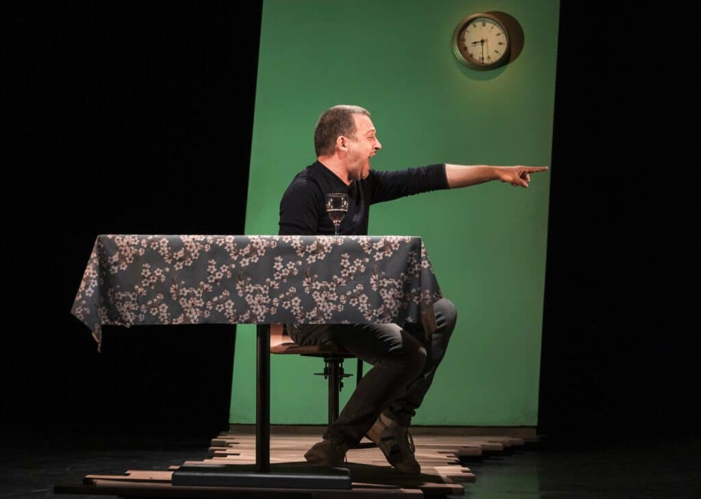 Arts du récit : une saison 2022 - 2023 prometteuse. Le discours, un spectacle de la compagnie Le chat du désert avec Grégory Faive. © Pascale Cholette