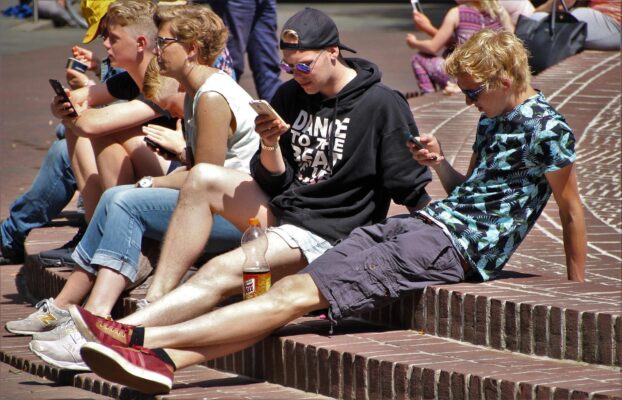 Ados devant leur smartphone. Photo libre de droits, source pixabay