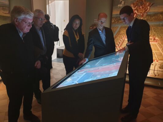 Chartreuses : nouvelle exposition au musée de l'Ancien Évêché. Grâce notamment à une table tactile, le public de l'exposition ' Chartreuses ' peut mieux appréhender la répartition des monastères chartreux en Europe. Il en existait plus de 230 au début du XVIe siècle. © Martin de Kerimel - Place Gre'net