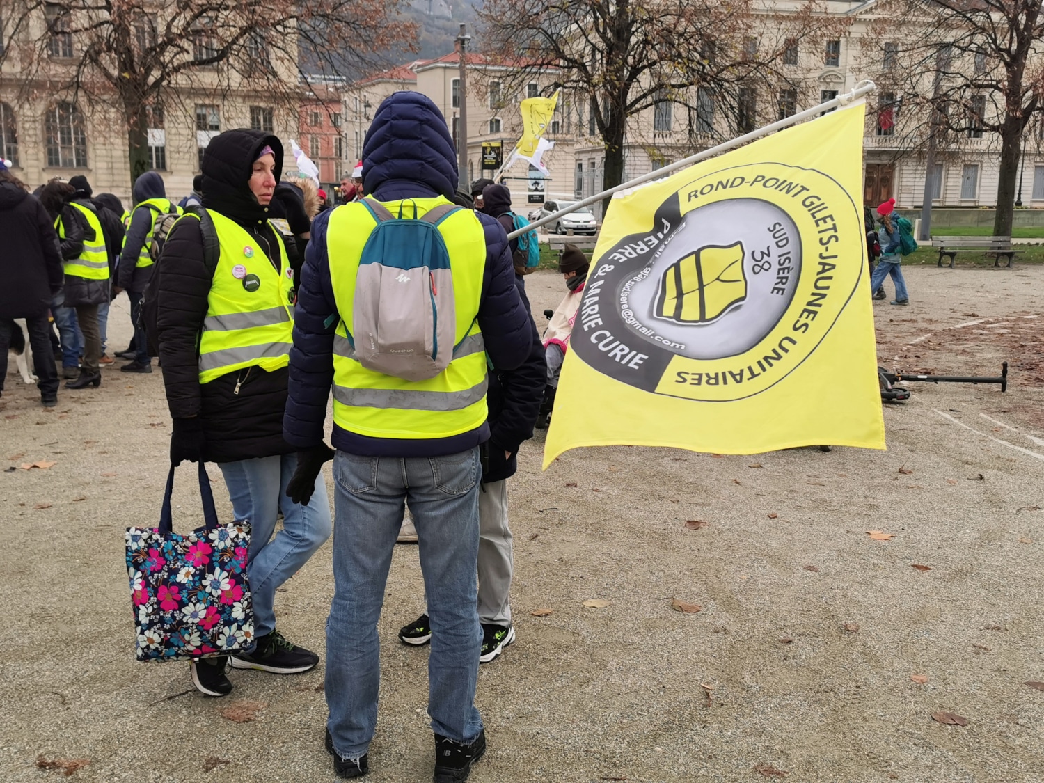 Parmi les fidèles de la première heure, quelques Gilets jaunes du rond-point Pierre et Marie Curie de Grenoble . © Joël Kermabon - Place Gre'net