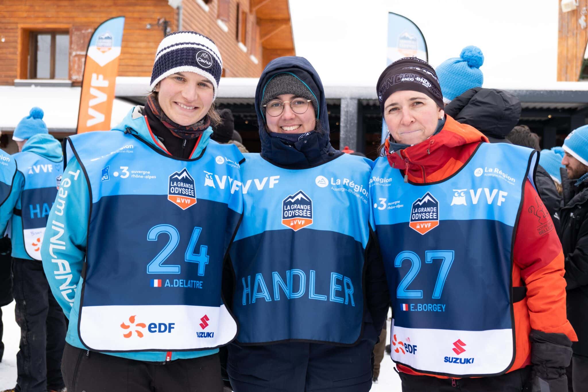 La première et la troisième de la course "limited" posent après le podium.